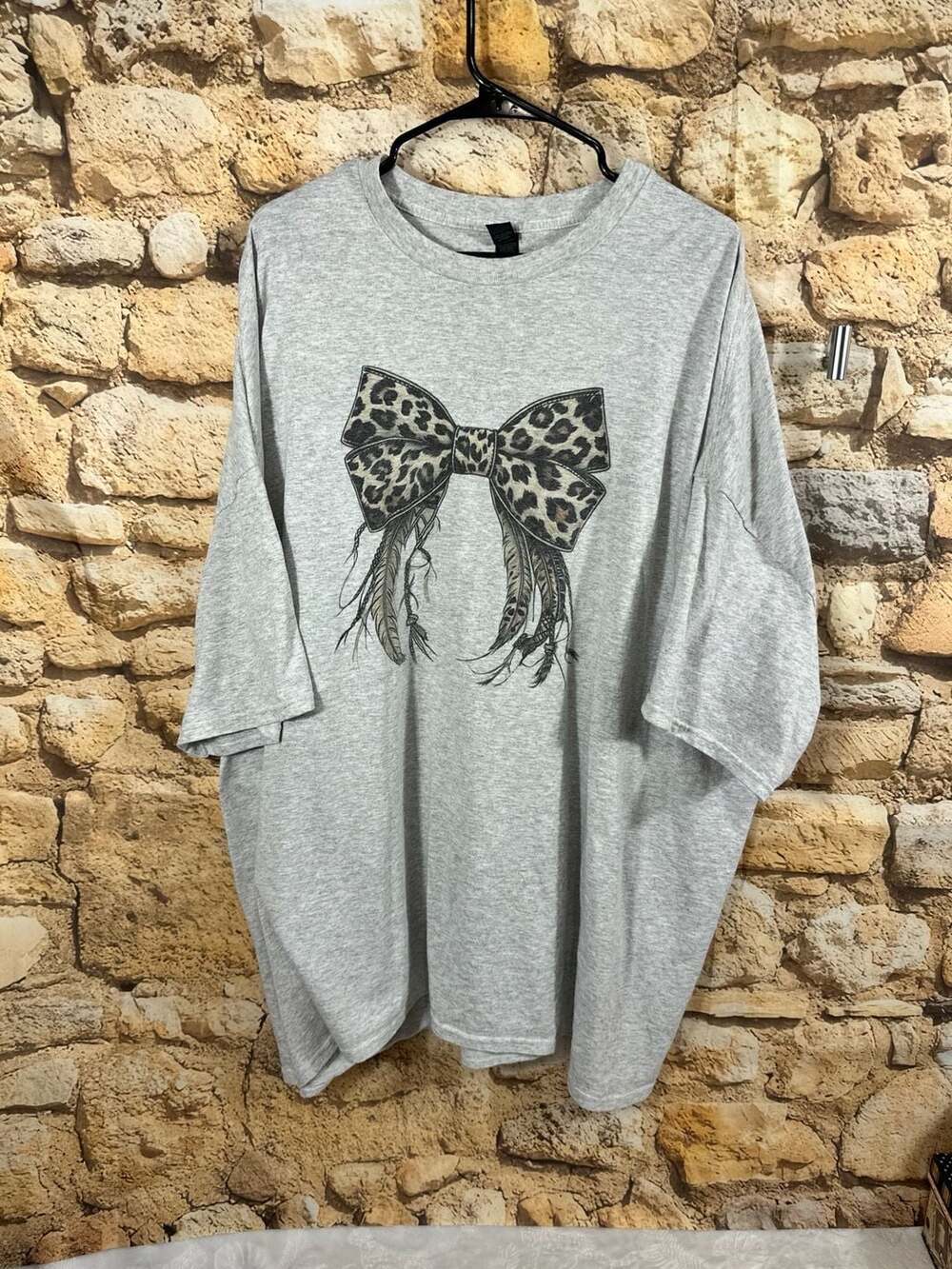 Gildan Graphic T-Shirt Size 5XL Grey Leopard Bow